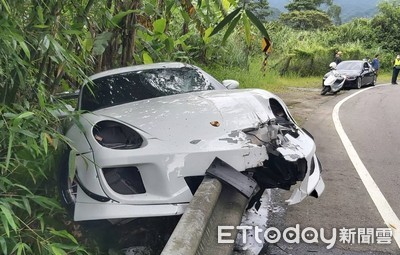 影／保時捷911「慢速過彎」竟自撞護欄…前輪懸空、大眼噴出　網笑噴：不會開要先講啊