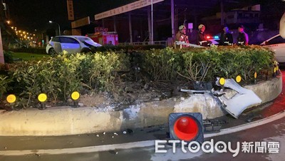 男凌晨上演玩命飛車　駕車直衝分隔島車頭爆掉起火...一度受困險被燒