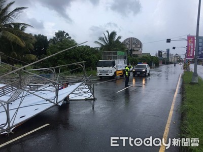 台南善化雷陣雨後突發怪風　吹倒廣告鷹架幸無人受傷