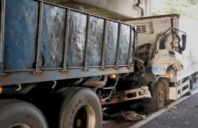 快訊／國一北上林口段「貨車撞拖板車」全毀　駕駛受困無生命跡象