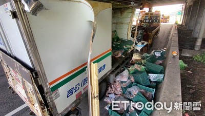 碰！國1林口段貨車撞拖板車駕駛命危　車廂爆開冷凍雞肉灑滿路面