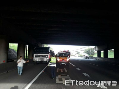 影／國一北上桃園路段大貨車追撞聯結車　「前艙凹陷」駕駛送醫不治