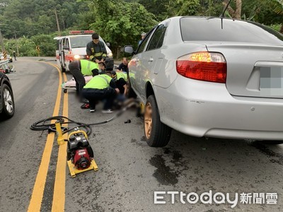 快訊／新竹機車碰撞小客車！騎士「遭捲入車底」命危　現場留下大攤血跡