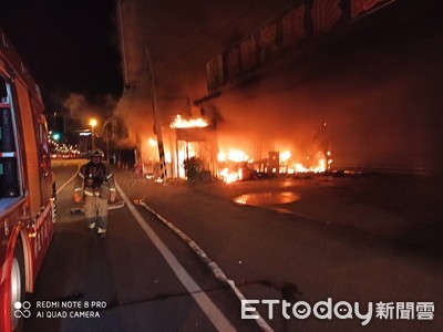 快訊／台南永康汽修廠深夜大火！　13消防車29人全力搶救中