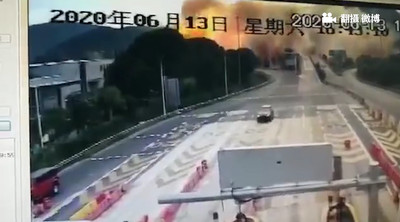 浙江油罐車「二次爆炸」恐怖影片曝光！小車幸運逃離　火海毀掉200房