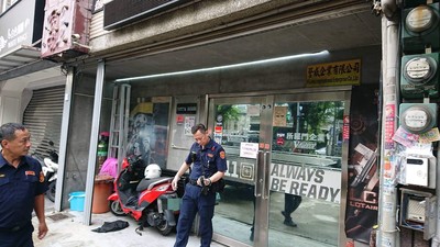 高雄軍用品店爆流血衝突！　男客對店長噴辣椒水再抽刀攻擊