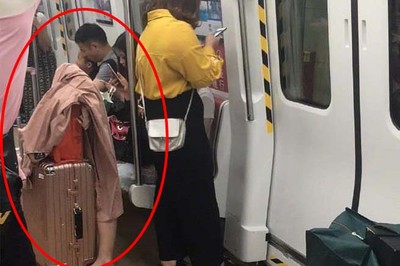 地鐵列車驚見「無體女腿」　上身軟掉掛拉桿！可怕照片真相曝光