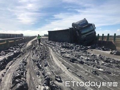 快訊／台61線觀音段「砂石車打滑翻覆」！泥土撒滿地…中壢工務段急清理