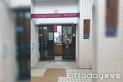 路過派出所氣炸！男子「箭步衝上」安全帽爆砸大門　下秒慘被壓制