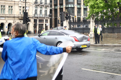 英相強生座車「發生車禍」影片曝光！　車隊剛離開下議院就出事