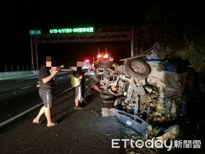 快訊／高雄國道車禍！貨車翻邊坡「瞬間解體」　1女急送醫