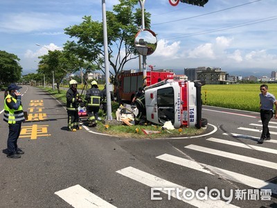 快訊／宜蘭縣民大道車禍事故！救護車猛撞轎車「整台翻倒」　3人受傷送醫