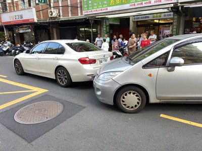 遇持刀煞「利刃抵喉」想搶包　女駕駛驚恐踩油門逆向衝...無辜2路人遭撞重傷