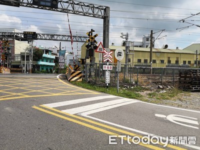 彰化男闖平交道「盤坐鐵軌」　列車司機：我看到他了！有鳴笛且剎車…