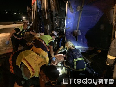 聯結車國3匝道過彎翻車噴火花！駕駛雙腿遭夾...警消破壞剪拉出搶救