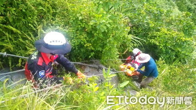 大熱天攀下陡峭山崖釣魚　釣客返程熱中暑暈倒！警消攀繩救人