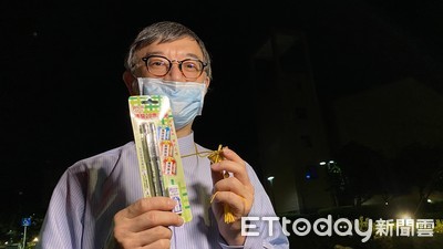 首架波蘭包機116人今日出關！　所方歡送贈加持筆、粽祝「包中」