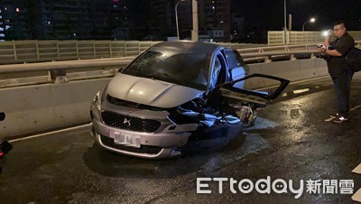 快訊／「百萬轎車」180度橫在浮洲橋　駕駛自撞輪胎噴飛全身傷