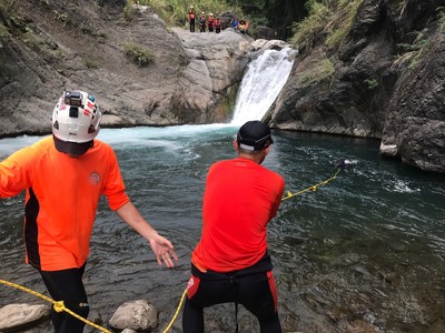 泰安水雲吊橋1男釣客溺斃！跌入深潭慘滅頂　妻兒見遺體哭崩