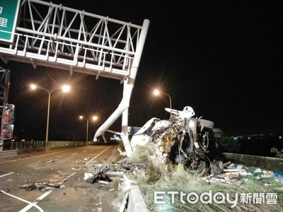 驚悚撞擊畫面曝...台61線蛋車自撞護欄！2人慘死　貨車慘淪一團廢鐵