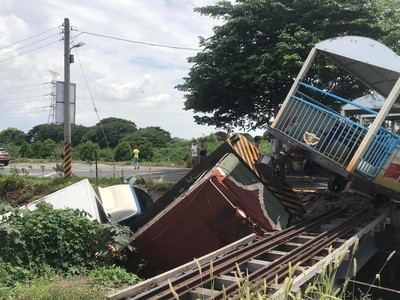 台糖小火車撞翻！幼童哭喊「嗚嗚」車廂騰空…旅客傻：都汽油味