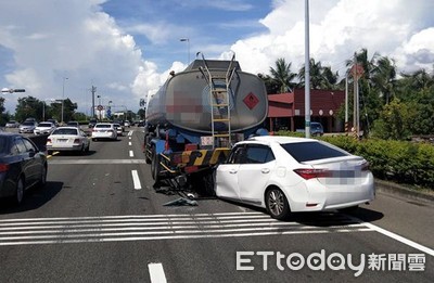 台南國道8號車禍！轎車頭插入油罐車底　小客車駕駛雙手骨折送醫