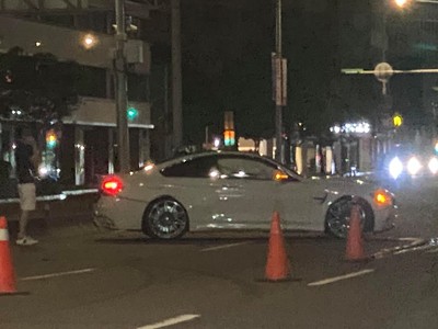 BMW東區暴衝！起步20m「360度旋轉」自撞　目擊者傻：撞到右邊就完了