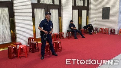 守立院整夜警員累到靠牆、坐著睡　一早200警力護衛立委上班