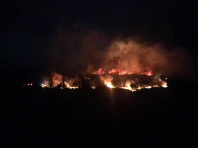 快訊／綠島深夜火燒山「全面燃燒」　強烈火勢照亮黑夜