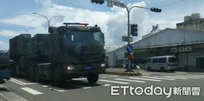 大陣仗軍隊行經台東市區　專家曝：疑似「雄三飛彈」可海射也可陸射