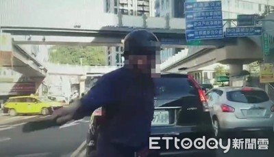 被按一聲喇叭…騎士火大「拔西瓜刀」要求女駕駛下車　被逮辯：沒講話不算恐嚇