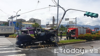 宜蘭休旅車閃車自撞分隔島　全車「陷入火海」2人緊急逃生