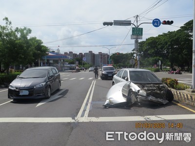 等停紅燈被「撞到路中央」…慘再遭聯結車爆頭！轎車駕駛驚險逃死劫