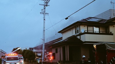 靜岡倉庫深夜起火！4警消「勇入火場卻失聯」　烈焰持續狂燒中