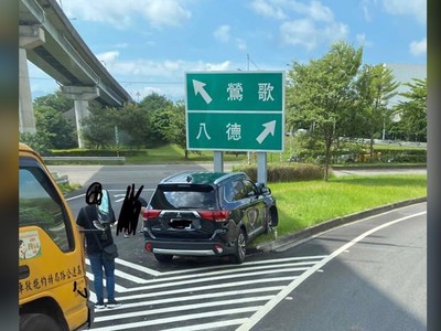 下交流道遇雙叉路…他選「新中間路線」！網歪樓猜駕駛星座：是雙魚齁