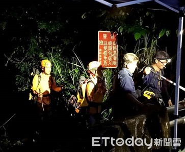 溪水暴漲！5男女受困桃園四稜野溪溫泉 警消摸黑救回