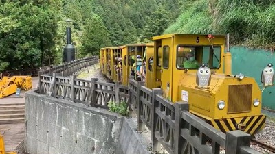 太平山蹦蹦車6日試營運恢復全線3公里行駛 搶頭香遊客獲贈紀念品