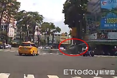 撞擊影片曝！高雄女開BMW連撞20車…騰空飛起「騎上18機車」　殘骸噴滿地