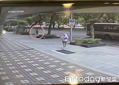 快訊/長子剛上車 ... 公車秒開走「媽背1歲兒苦追」 駕駛員下場曝光
