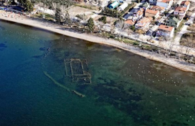 疫情下水面超清澈!土耳其1600年教堂「湖底浮現」 ... 畫面超壯觀