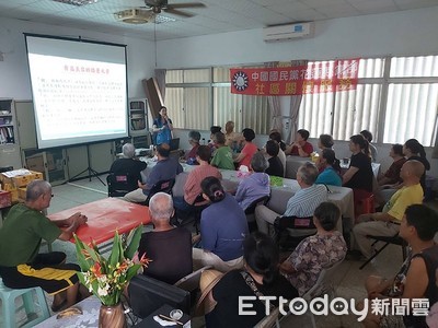 國民黨花蓮黨部礦泥美容體驗 社區長者臉上充滿「泥巴」笑容
