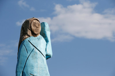 美國慶「第一夫人木雕像臉被燒黑」　慘樣曝「臉+小腿全黑掉」！