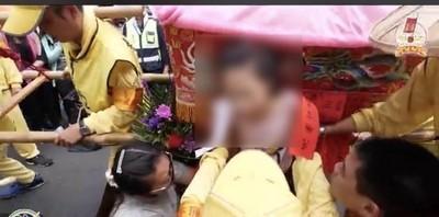 神轎衝壓頂撫身5分鐘！12歲「罕病陳小妹」跌哭…　奶奶心疼：有媽祖處理