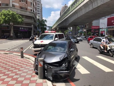 台中救護車值勤被撞！與迴轉汽車相撞　命危病患到院前死亡