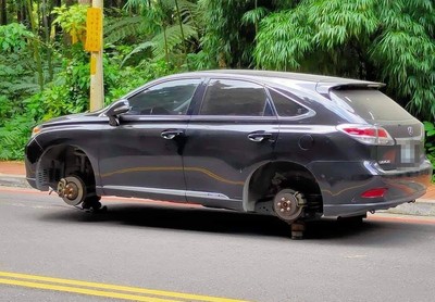 轎車停路邊「輪胎全消失」　現實版電影情節笑翻網：走路回九龍了