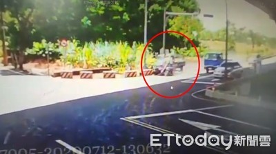 驚悚影片曝！宜蘭貨車高速猛撞雙載機車　車殼炸裂…2人「噴飛40m」1人慘死