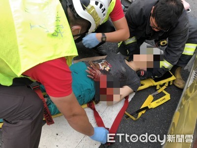 宜蘭一自行車女騎士陷入砂石車底　全身多處骨折急救中