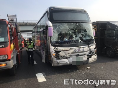 國光客運國1追撞拖板車！13人受傷慘斷牙...警曝初步肇因