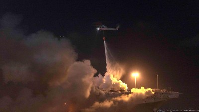 氣壓變化爆炸?美兩棲艦「好人理查號」可能燒好幾天…陸海空消防全出動