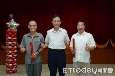 台南警局2副局長同日屆退　周幼偉拔官前最後一次頒「畢業證書」